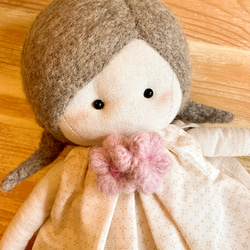 カントリードール、着せ替え人形、布ドール、ベイビーギフト(グレー三つあみヘア、ベージュドレス) 6枚目の画像