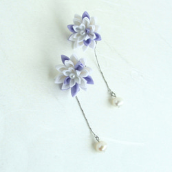 小さなダリアの花と淡水パールのイヤリング/ピアス　つまみ細工　violet　フォーマル　セットのコサージュあります 1枚目の画像