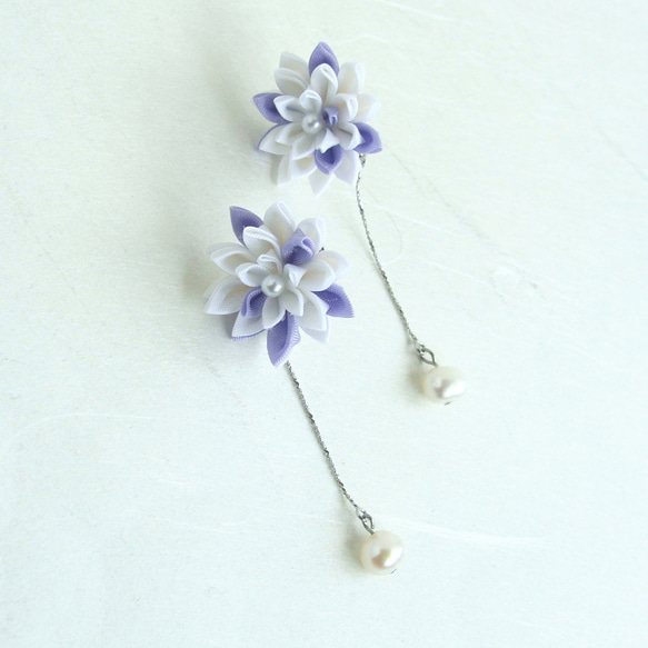 小さなダリアの花と淡水パールのイヤリング/ピアス　つまみ細工　violet　フォーマル　セットのコサージュあります 1枚目の画像