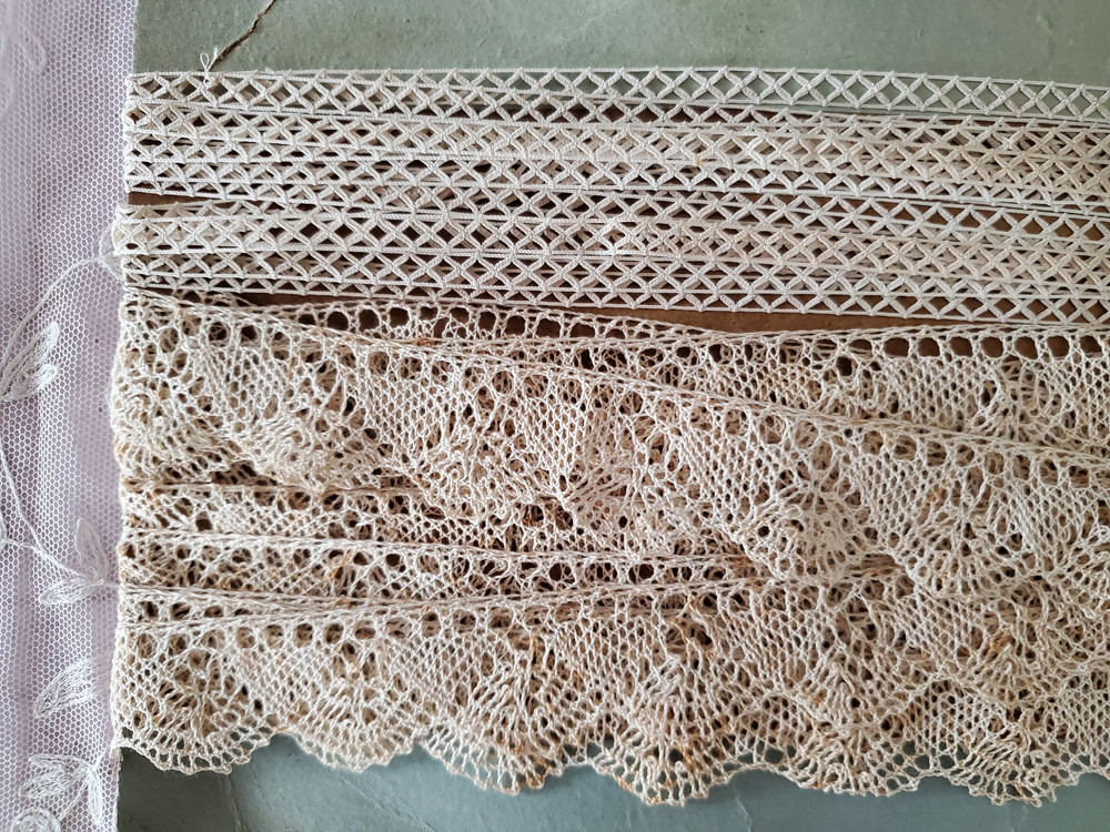 フランスアンティーク　台紙巻きレース ２種類　各300cm〜