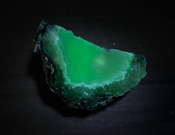 SALE価格】強蛍光 メキシコチワワ州産 トランカスジオード割り原石 木