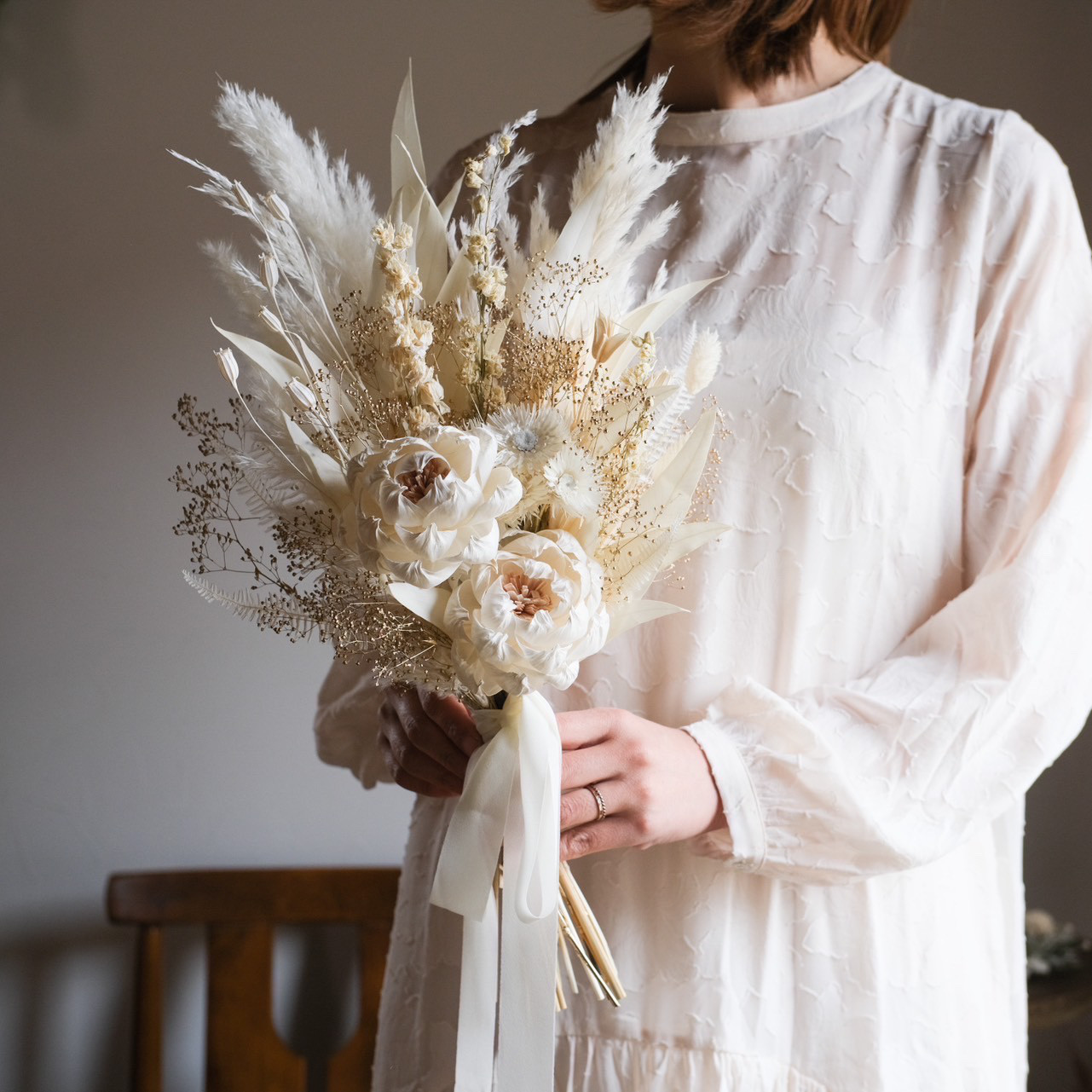 煌めくゴールドホワイトブーケ　ウエディングブーケ　前撮り　ドライフラワースワッグ 煌めくゴールドホワイトブーケ　ウエディングブーケ　前撮り　ドライフラワースワッグ