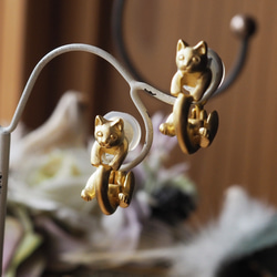 圓形貓耳環啞光金色 Ratu 一隻耳朵 第2張的照片