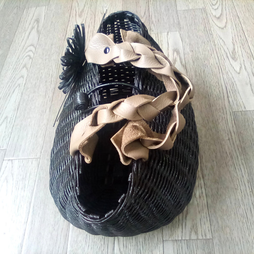 光でキラキラ お洒落な黒。 大人のカゴバック エコクラフト かご