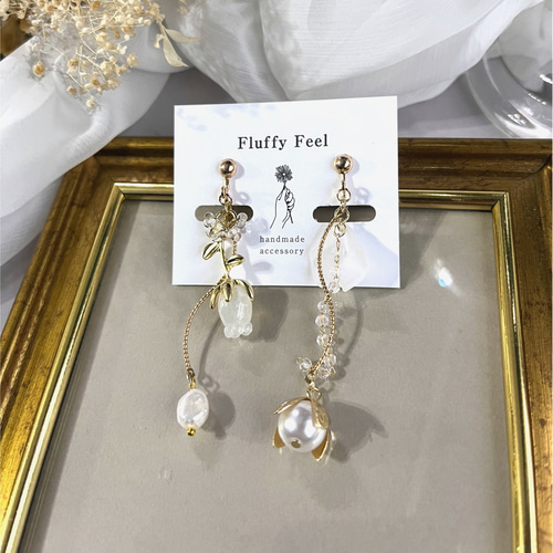 ホワイト×ゴールド⚪︎フラワーチャームのアシンメトリーイヤリング  