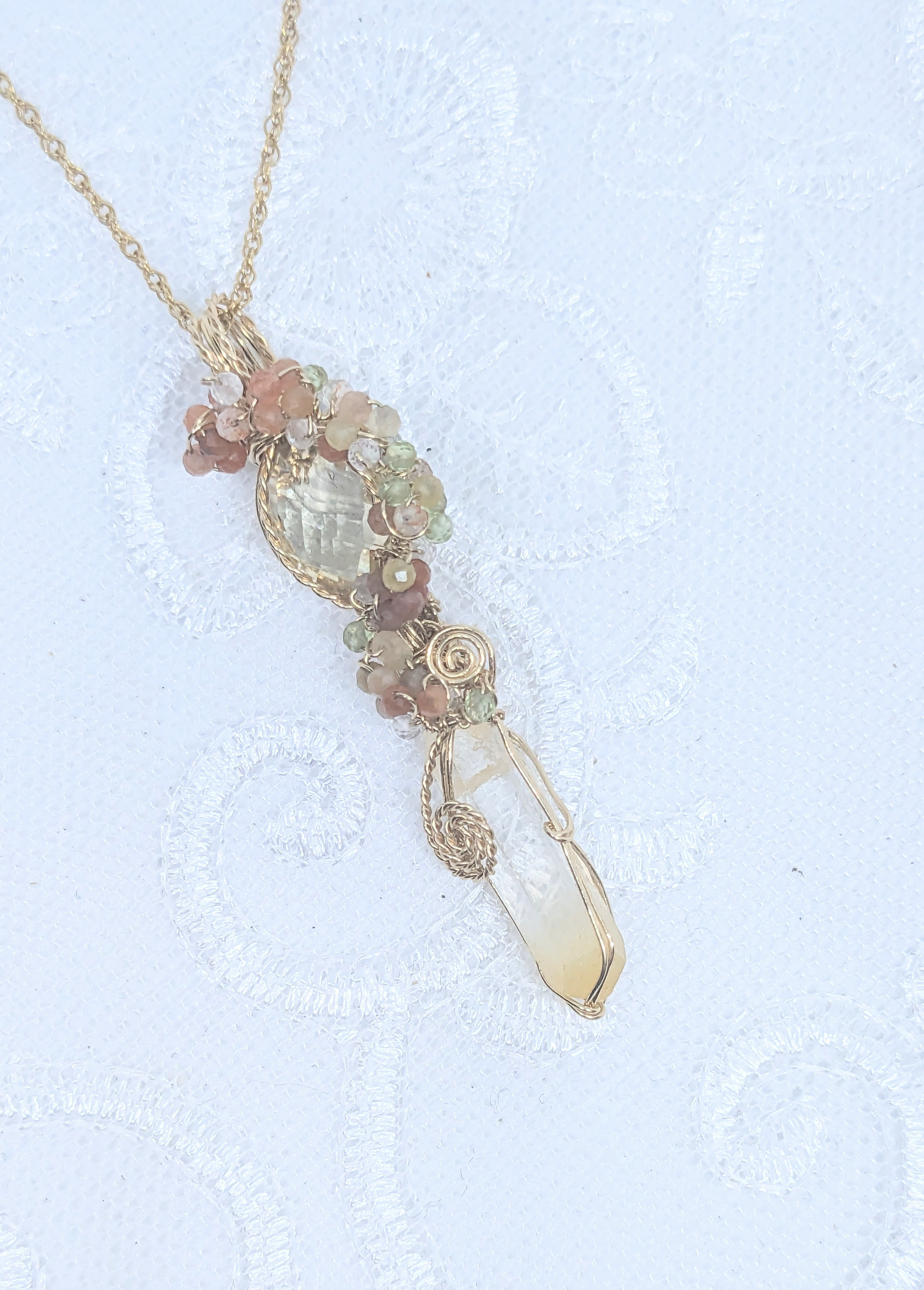 シトリンとマンゴークォーツのワイヤーラッピングのペンダントトップ