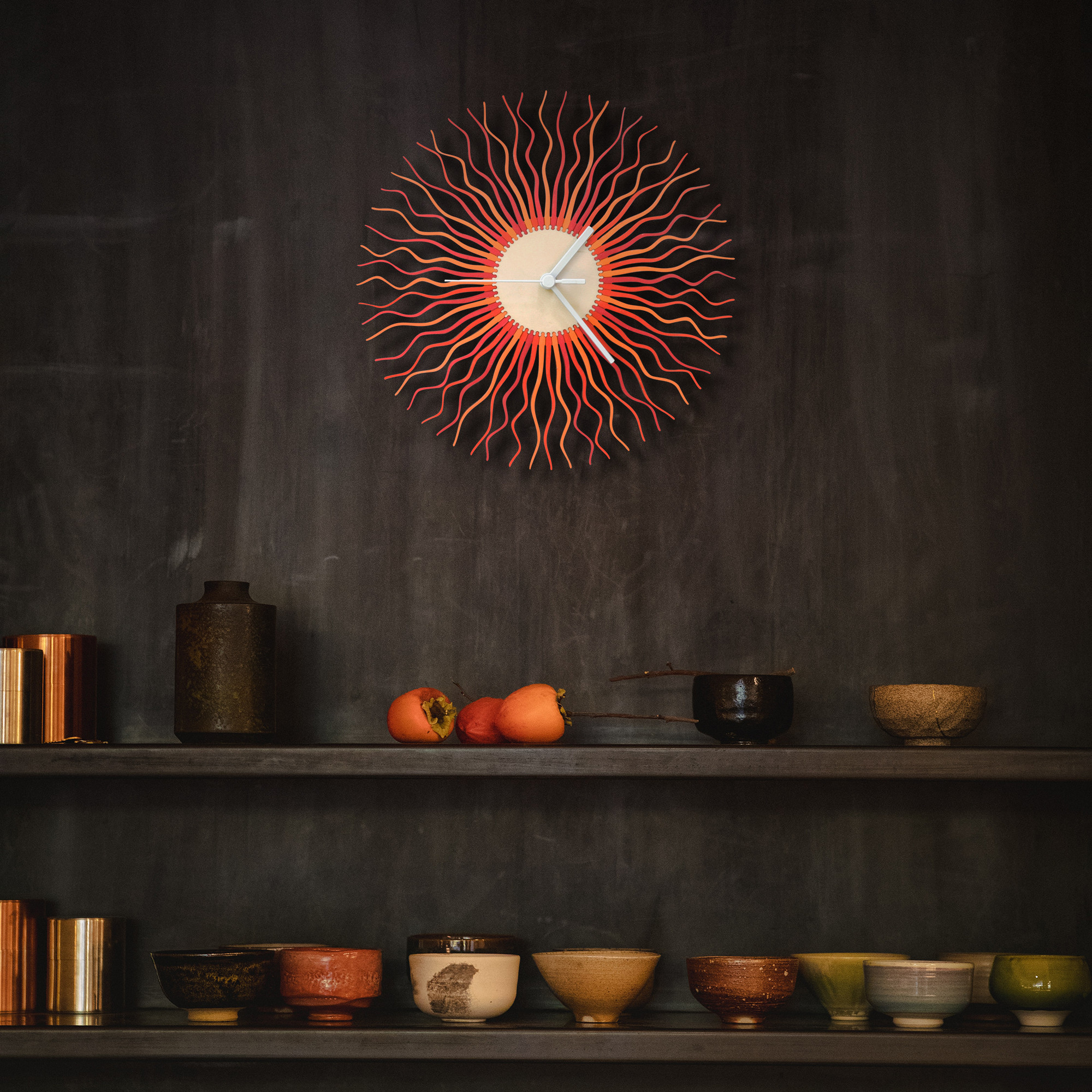 レッド/オレンジの色合いのモダンな手作りサンバースト掛け時計 - Radiumレッド