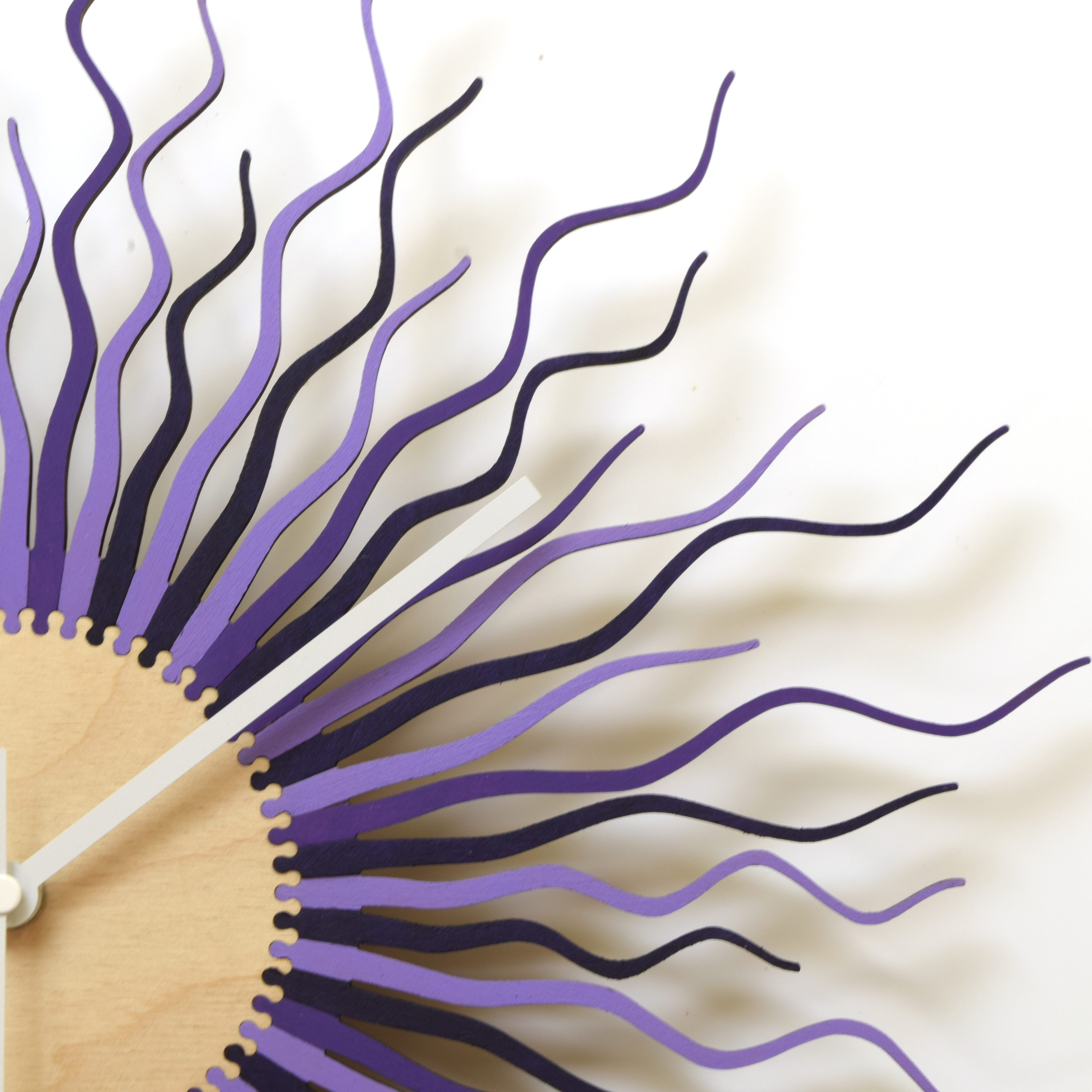 木製ウォールクロックMedusaパープル - 41/ 59 / 98cm紫色のモダンなオーガニックウォールクロック