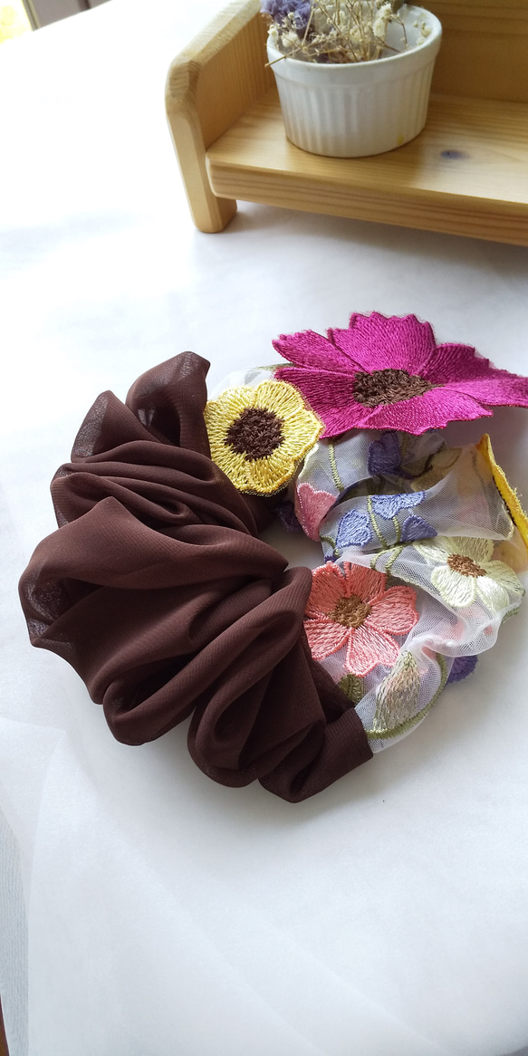 立体刺繍  お花のチュールとシフォンのシュシュ 2枚目の画像