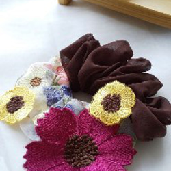 立体刺繍  お花のチュールとシフォンのシュシュ 1枚目の画像