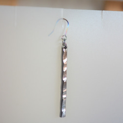 Titanium　pierced earrings・チタン製ピアス・シルバースティック・A 2枚目の画像
