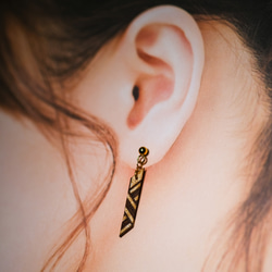 寄木端材の耳飾り 両子持縞【雀茶: 襲色灰桜】 4枚目の画像