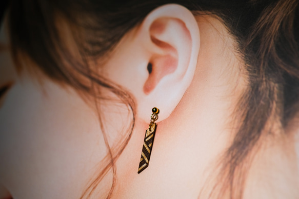 寄木端材の耳飾り 両子持縞【雀茶: 襲色灰桜】 4枚目の画像