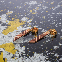 寄木端材の耳飾り 両子持縞【雀茶: 襲色灰桜】 2枚目の画像