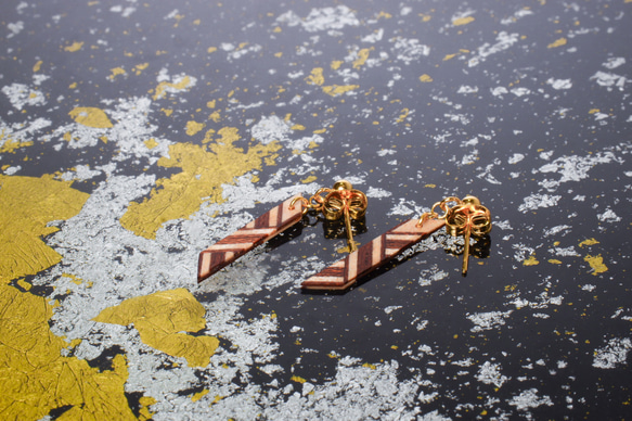 寄木端材の耳飾り 両子持縞【雀茶: 襲色灰桜】 2枚目の画像