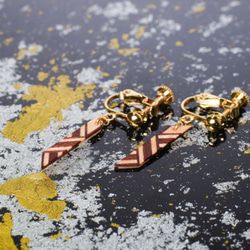 寄木端材の耳飾り 両子持縞【雀茶: 襲色灰桜】 1枚目の画像