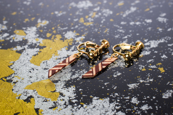 寄木端材の耳飾り 両子持縞【雀茶: 襲色灰桜】 1枚目の画像