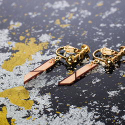 寄木端材の耳飾り 両子持縞【雀茶: 襲色灰桜】 3枚目の画像