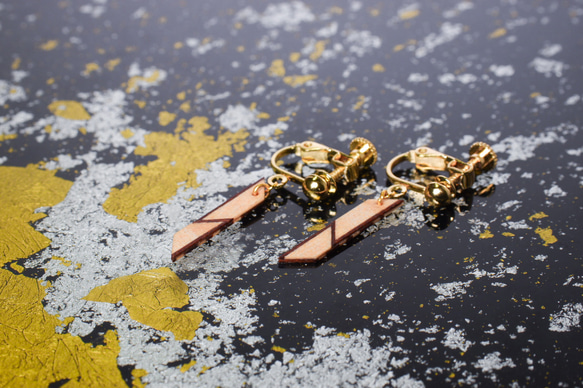 寄木端材の耳飾り 両子持縞【雀茶: 襲色灰桜】 3枚目の画像