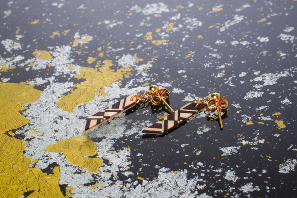 寄木端材の耳飾り 両子持縞【唯我独尊】 2枚目の画像