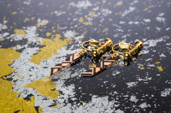 寄木端材の耳飾り 両子持縞【唯我独尊】 1枚目の画像