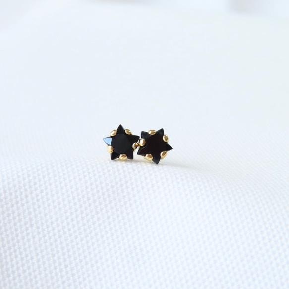 ブラックスピネルの☆星ピアス（5mm） 5枚目の画像