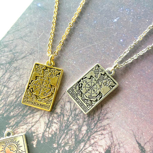 繊細な表現の美しいタロットカードのネックレス Tarot card necklace