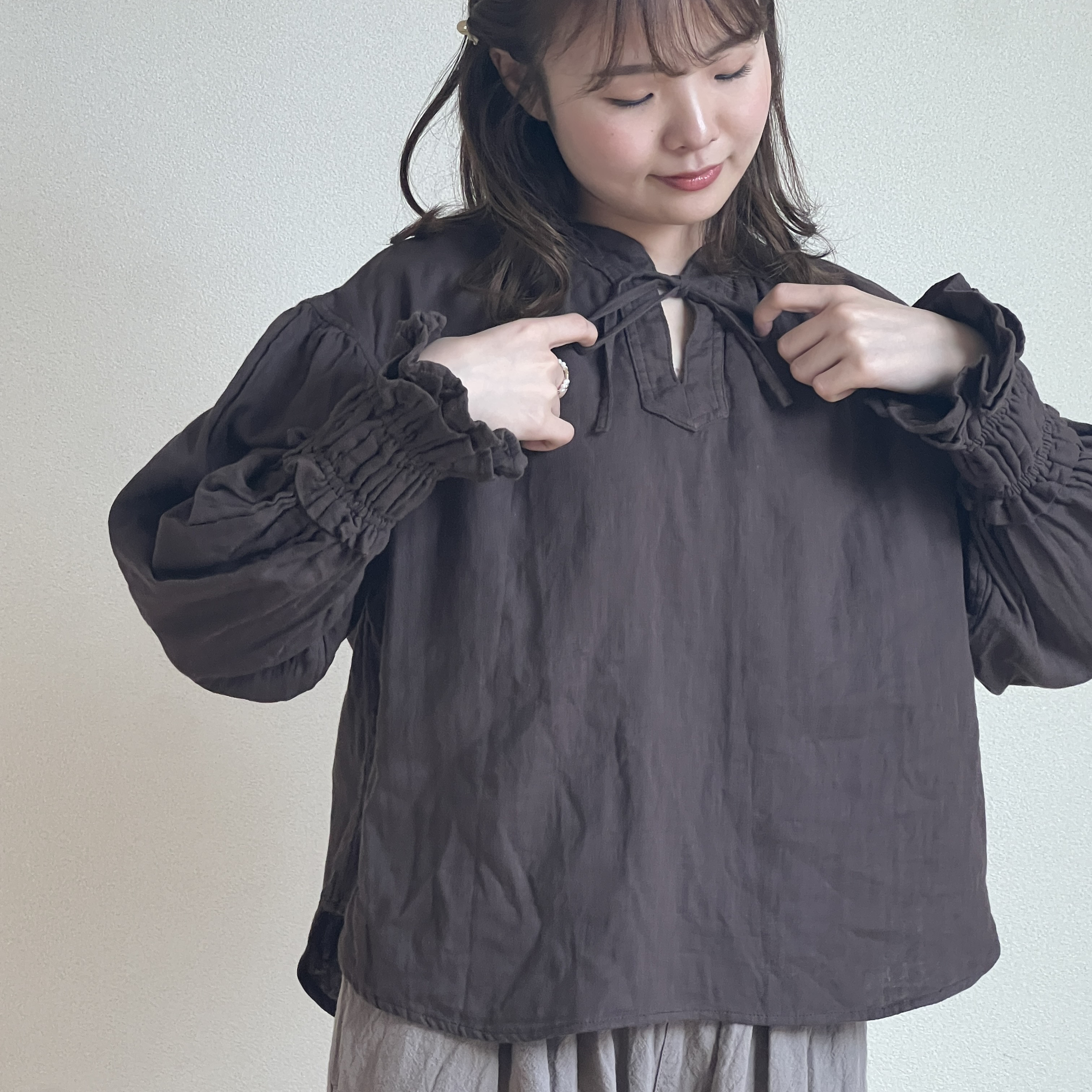 「毎朝着たいダブルガーゼのネックリボンブラウス」ブラウン　長袖　ブラウス　ダブルガーゼガーゼ　フリル