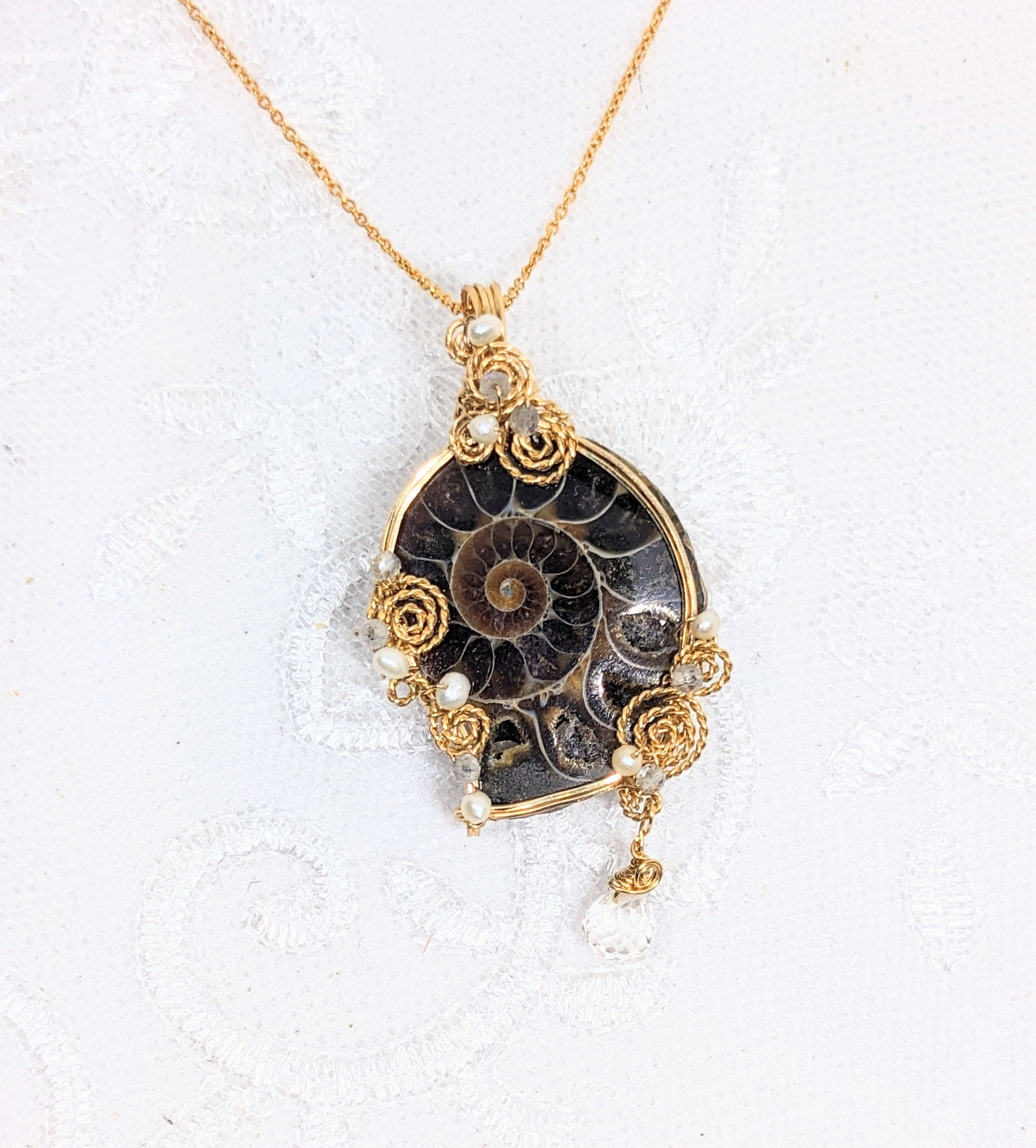 アンモナイトのワイヤーアクセサリー（ペンダントトップ）