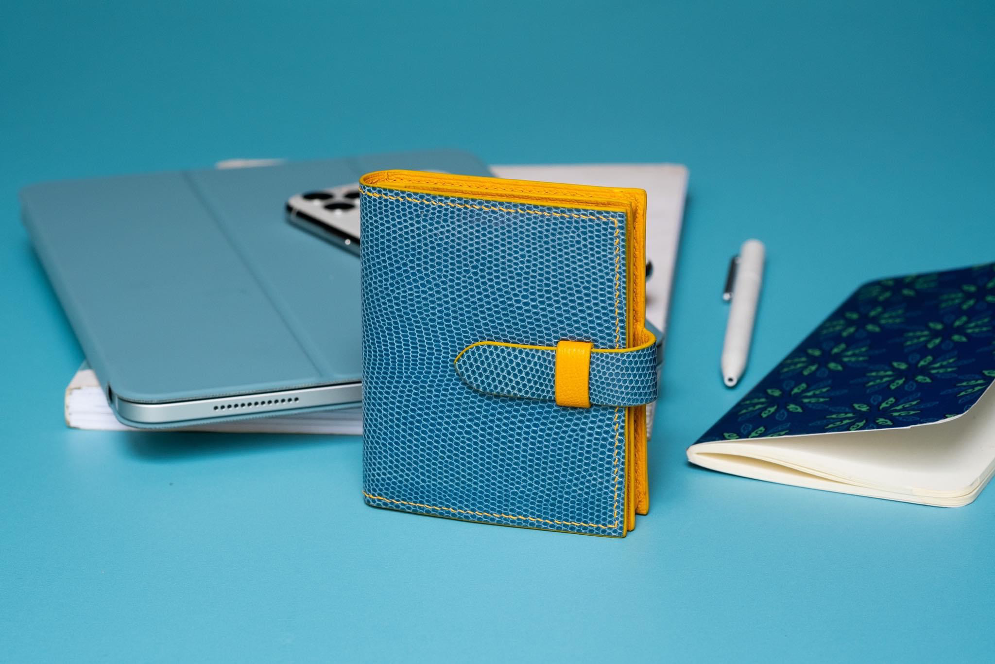 (注受作製)トカゲ革使用ベルト留め２つ折り名刺入れカードケース　カラーオーダー