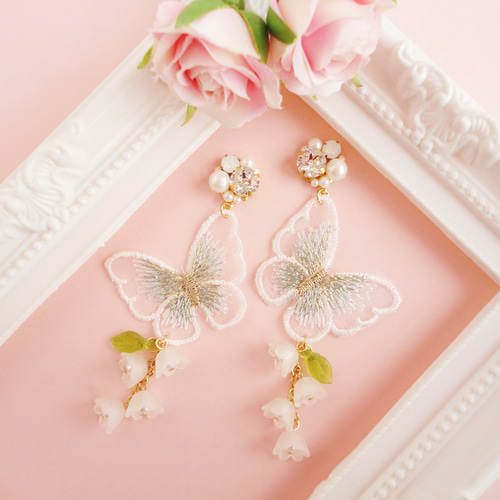 再販】ビジューと刺繍蝶 ～white～ イヤリング/ピアス/蝶/蝶々/刺繍/花