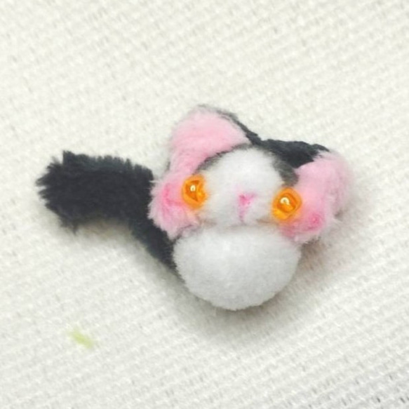 小さい白黒子猫のマグネット　ハチワレ 1枚目の画像