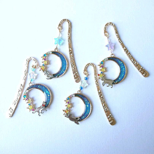 No.1153】UVレジン 月 猫 キラキラ ブックマーカー（お散歩猫） しおり