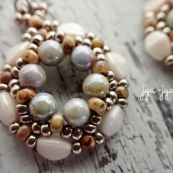 Pinch beads earrings - ivory brown 3枚目の画像