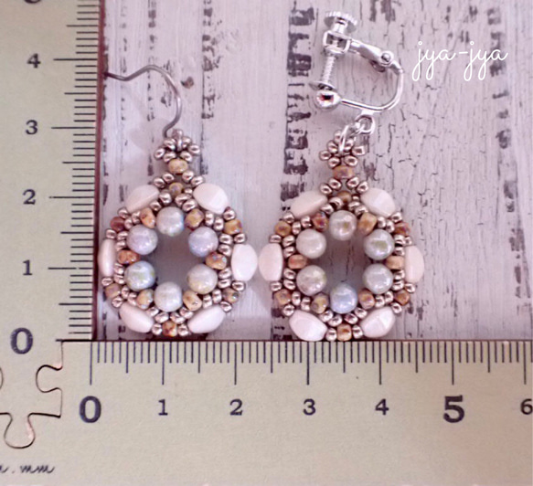 Pinch beads earrings - ivory brown 6枚目の画像