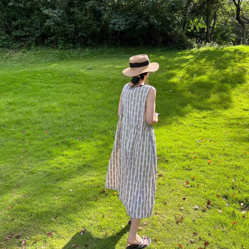 再販】涼しげなジャガード織り生地 Vネックノースリーブワンピース