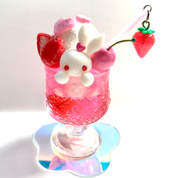 いちごパフェ☆様✨専用デニムリメイクハンドメイドぷっくりハートうさぎホルダー ☆うさぎちゃんの苺クリームソーダ(受注生産) 樹脂粘土 パフェ