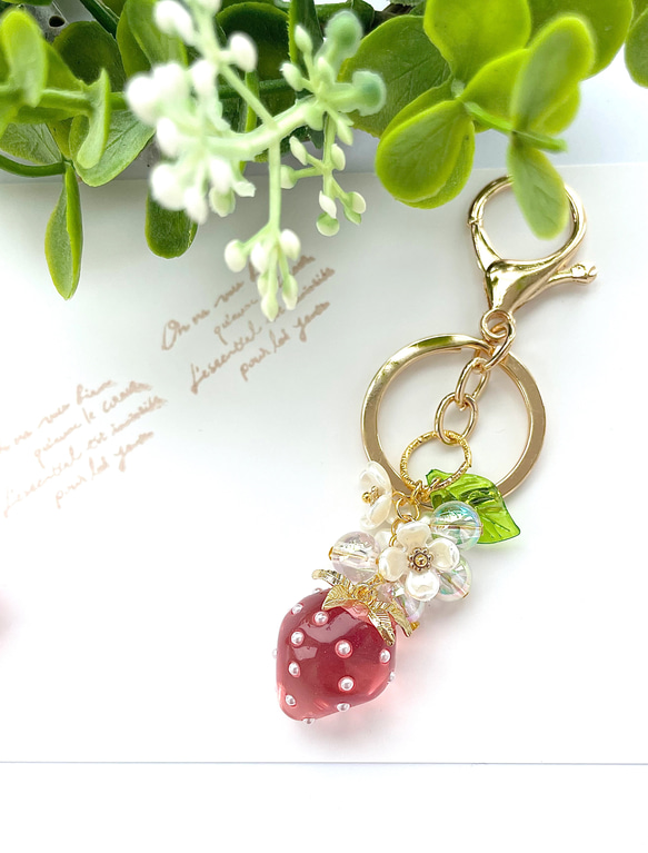 再販【2color】お花と大きなイチゴのジャラジャラキーホルダー/ストロベリー/苺/プレゼント/バッグチャーム 3枚目の画像