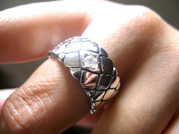 仁尾彫金『一つ星ダイヤ平打プラチナパイソンリング、ブラックメッキ  