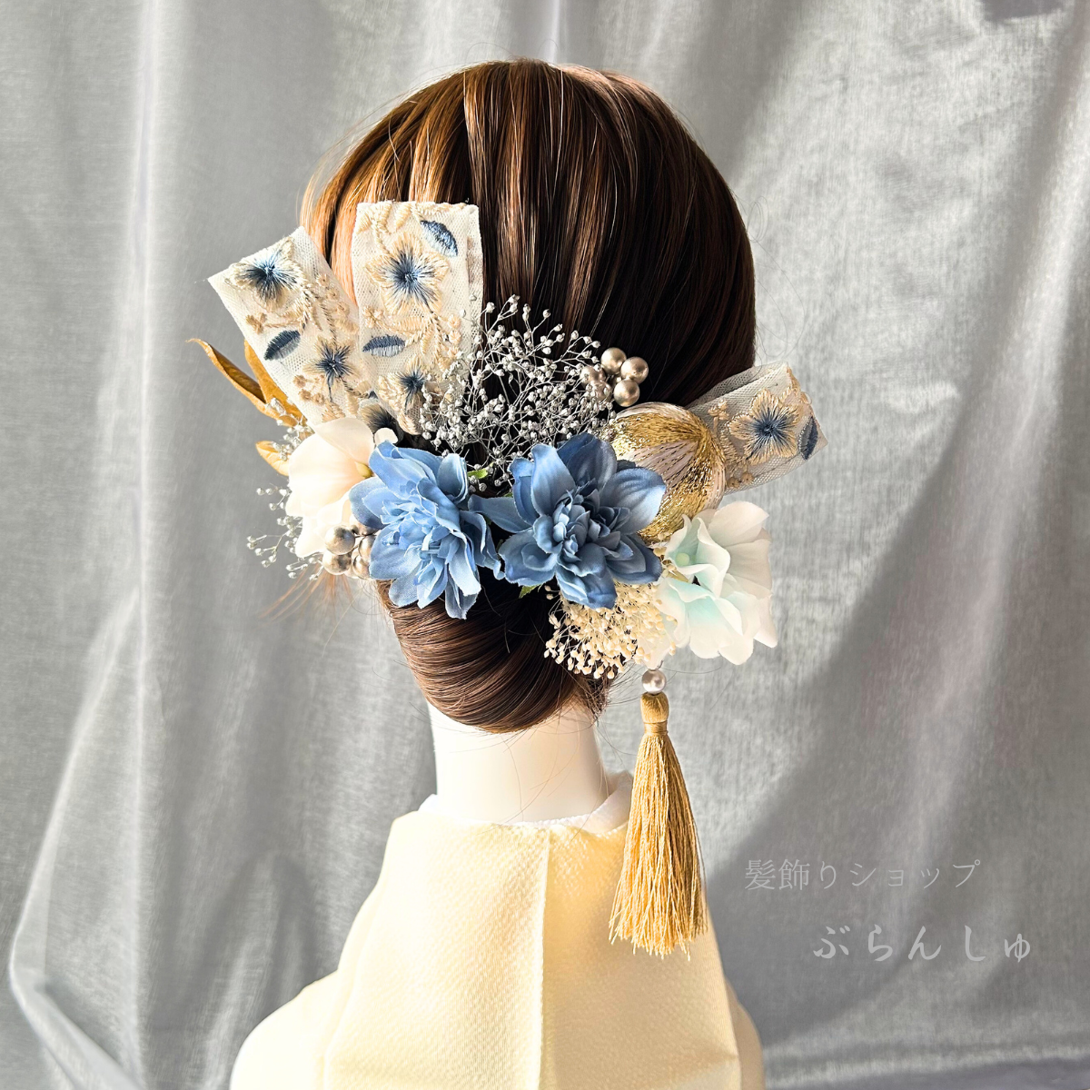 【成人式・結婚式】グレイッシュブルー 髪飾り｜刺繍リボンとダリアの上品ヘッドドレス　リボン髪飾り　和装ドレス兼用