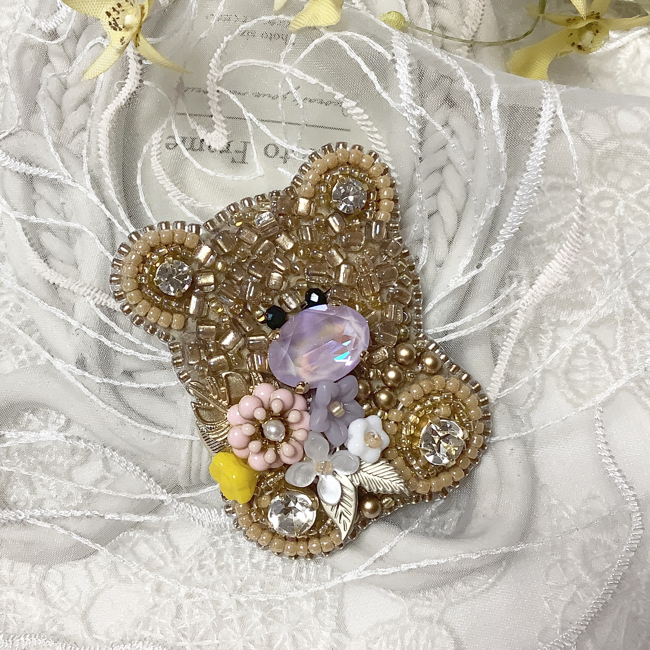 ビーズ刺繡　花束くまちゃんブローチ 4,200円