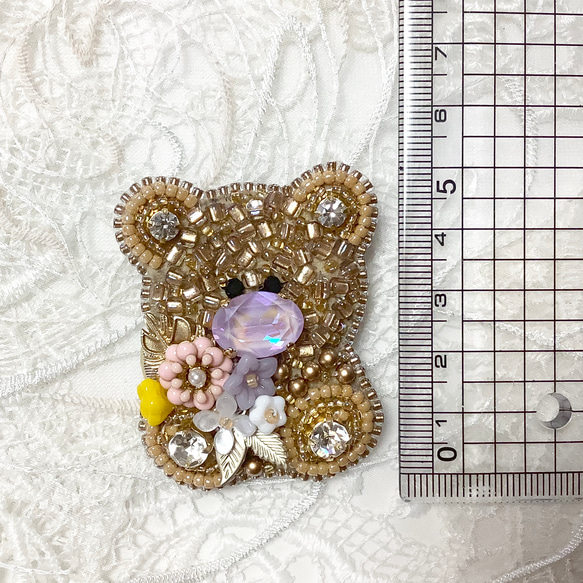 ビーズ刺繡　花束くまちゃんブローチ 4枚目の画像