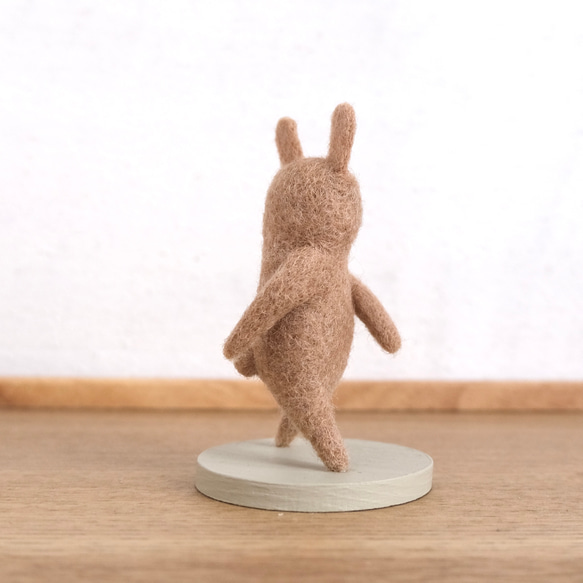 ふりむきウサギ：アイボリー【羊毛フェルト】 3枚目の画像
