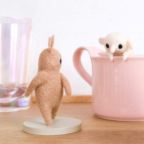 ふりむきウサギ：アイボリー【羊毛フェルト】 羊毛フェルト hikidashi
