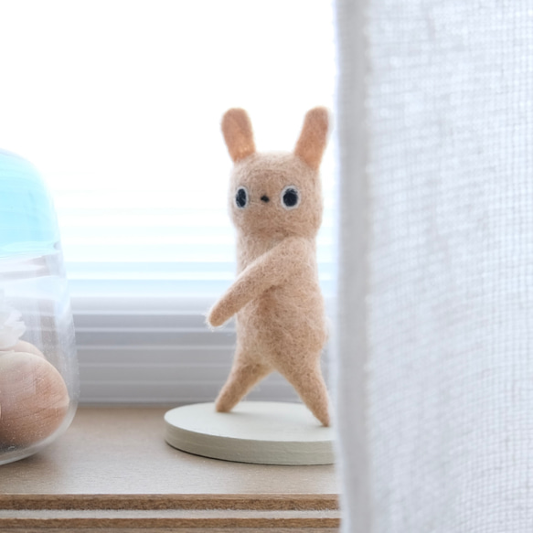 ふりむきウサギ：アイボリー【羊毛フェルト】 羊毛フェルト hikidashi