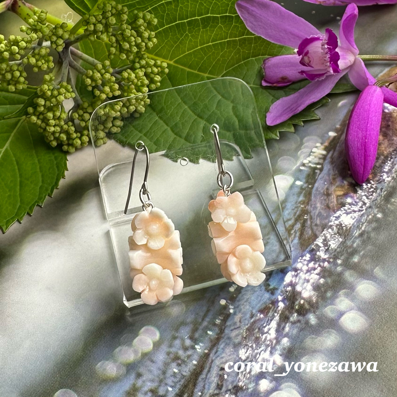 珊瑚彫り　ピアス　もも色珊瑚「桜鼓」ポストチタンフック式　R50514H3