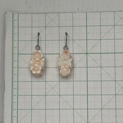 珊瑚彫り ピアス もも色珊瑚「桜鼓」ポストチタンフック式 R50514H3
