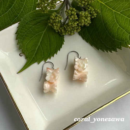 珊瑚彫り ピアス もも色珊瑚「桜鼓」ポストチタンフック式 R50514H3