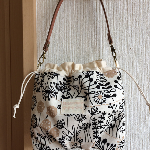 持ち手付き巾着ポーチ☆キルト芯＋綿麻シーチング草原の草花