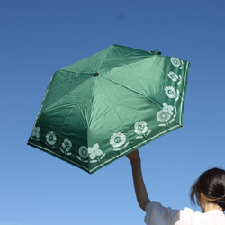 防紫外線折疊傘花盆橄欖花圖案 99.9% 防紫外線晴天雨天 163428 陽傘竹柄 第10張的照片